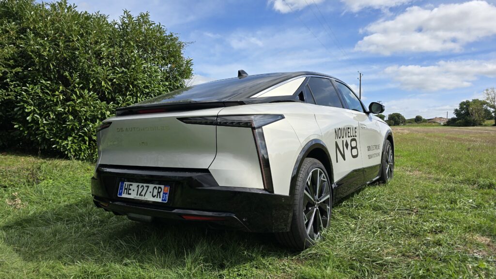 Logo DS Automobiles et lignes arrière dynamiques de la DS 8