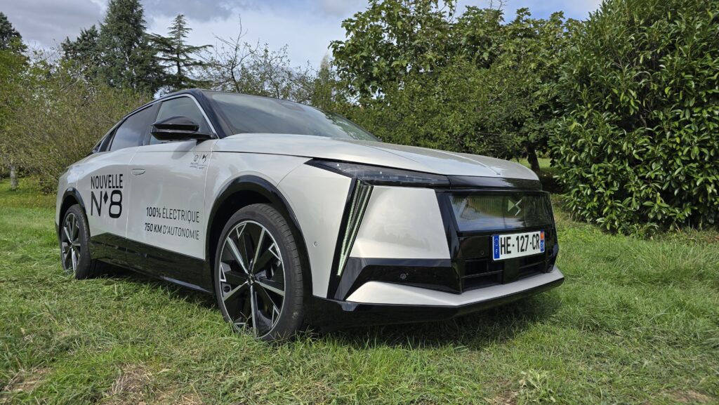 Gros plan sur l’avant de la DS 8 avec sa signature lumineuse raffinée