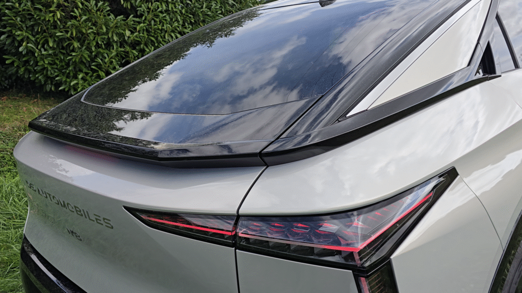 Arrière de la DS N°8 avec feux LED effilés et lignes dynamiques