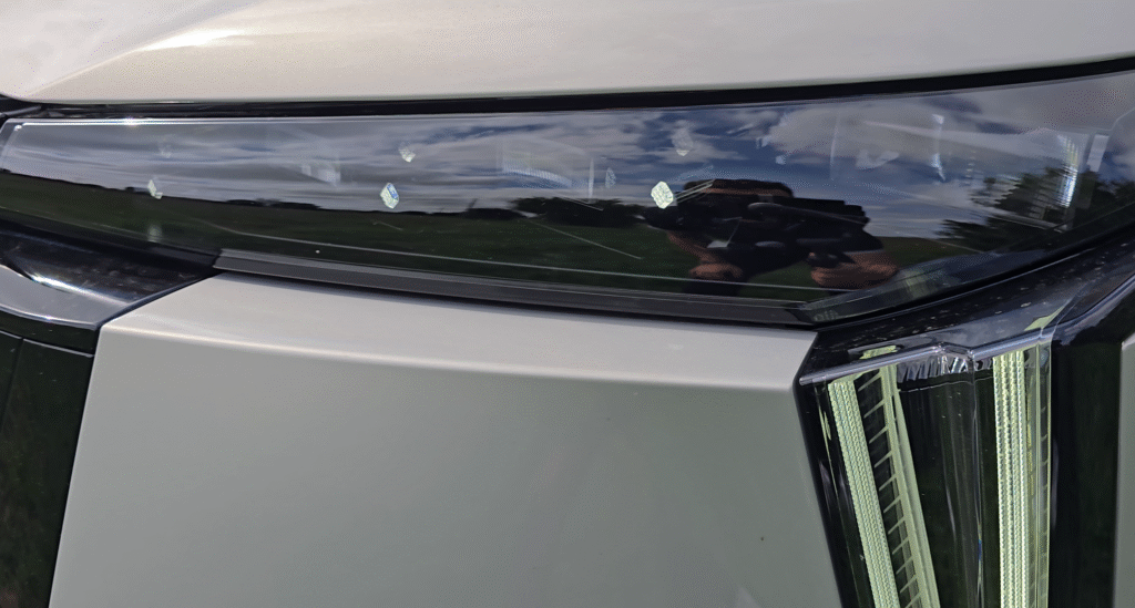 Projecteur avant DS N°8 avec signature lumineuse DS Automobiles