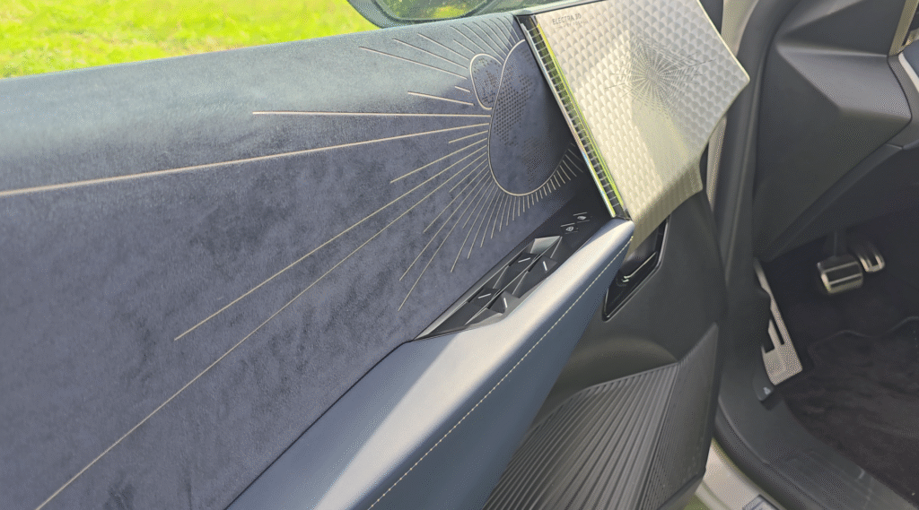 Porte intérieure DS N°8 en Alcantara avec motifs géométriques et surpiqûres