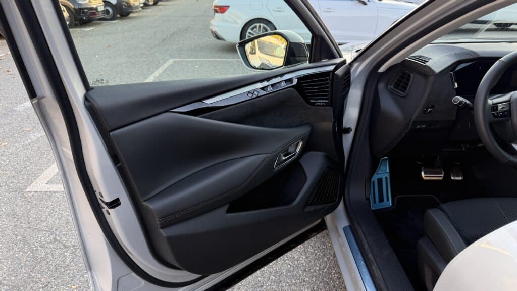 Panneau de porte conducteur de la DS N°4, associant Alcantara, métal brossé et design géométrique.