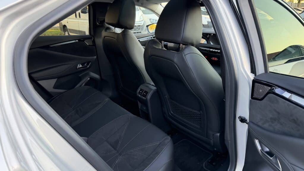 Banquette arrière de la DS N°4 avec sièges confortables en cuir et Alcantara.