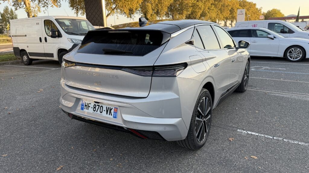 Arrière de la DS N°4 E-TENSE avec feux 3D et design raffiné.