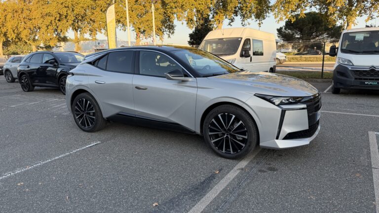 Vue trois-quarts avant de la DS N°4 avec design sportif et calandre DS Wings.