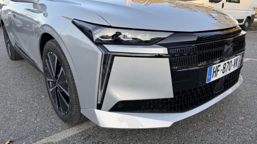 Face avant de la DS N°4 avec calandre DS Wings et design moderne.