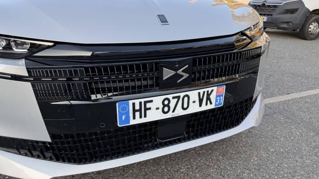 Calandre avant de la DS N°4 avec logo DS Automobiles et finitions noires élégantes